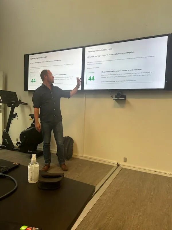Martin Bruun Conradsen, CXO at SurveyGauge, walking through the baseline results at FH Group